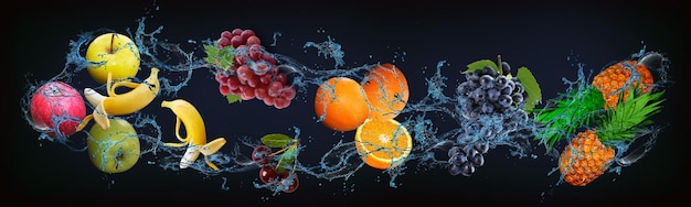 수분이 많은 사과 바나나 포도 체리 오렌지 annas에 과일이 있는 파노라마 몸을 강화하고 사람들의 면역력을 높입니다.