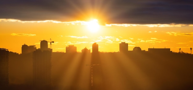 Panorama zonsondergang in de stad