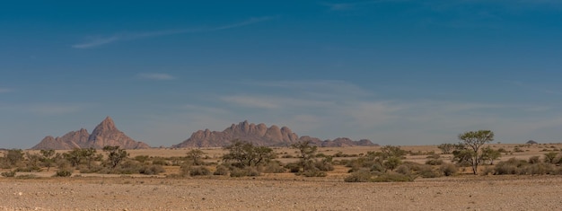 Panoramafoto van de spitzkoppe in het Erongo-gebergte in Namibië