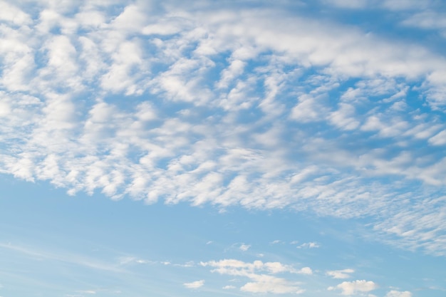 Panoramahemel met wolk op een zonnige dag Mooie cirruswolk Panoramisch beeld