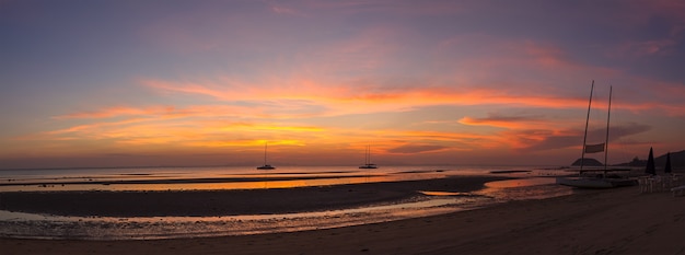 Panoramahemel tijdens zonsondergang in de twighligthhemel