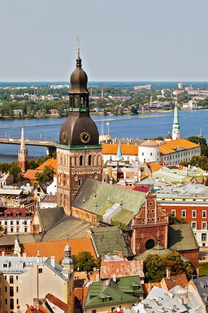 Panoramamening van de kathedraal van Riga op de oude stad van Riga, Letland