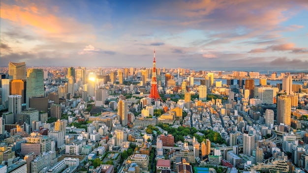 Panoramamening van de stadshorizon van Tokyo en de Torenbouw van Tokyo in Japan bij zonsondergang