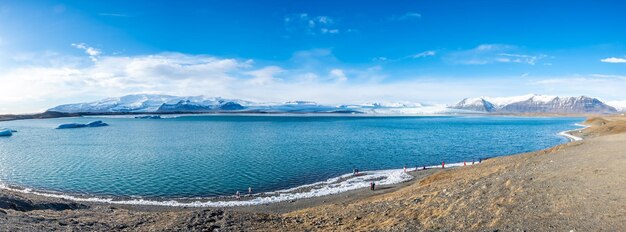 Panoramamening van Jokulsarlon-ijsberglagune in winterseizoen met gletsjer en grote ijsberg IJsland