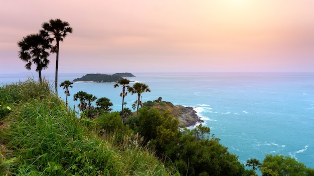 Panoramamening van promthep cape viewpoint in de avond bij zonsondergang, phuket, thailand.