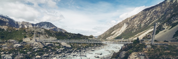 Panoramamening van rivier en berglandschap