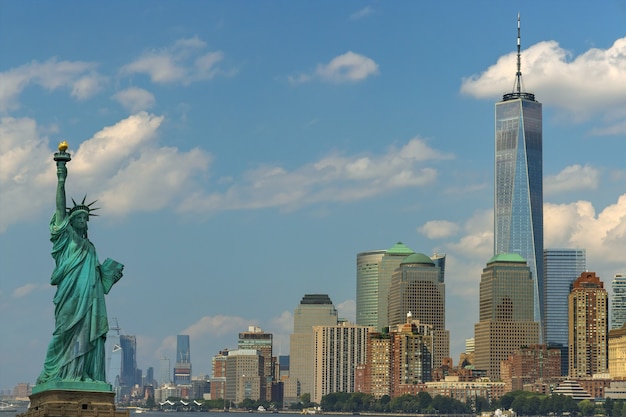 Foto panoramamening van vrijheidsbeeld met de wolkenkrabber van de binnenstad van manhattan in lager manhattan, de stad van new york, de v.s