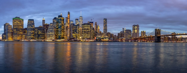 Panoramascène van cityscape van new york met de brug van brooklyn naast de rivier van het oosten