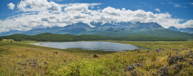 Panoramazicht op bergdal met meer