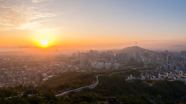 Panoramazonsopgang van de Stadshorizon van Seoel, Zuid-Korea