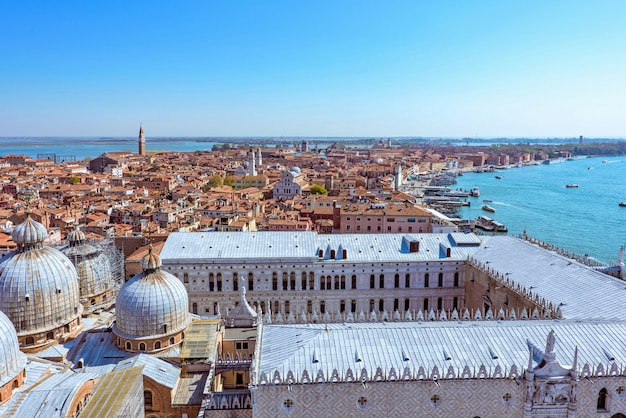 イタリアのヴェネツィアへのパノラマの景観