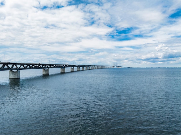 Photo panoramic aerial close up view of oresund bridge over the baltic sea