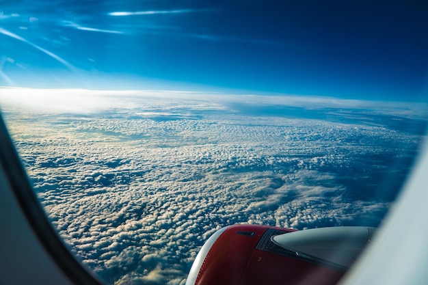 写真 パノラマ空撮 劇的な光と雲の上の美しい夕焼け空 飛行機からのキャビンビュー 旅客機 出張 民間航空機
