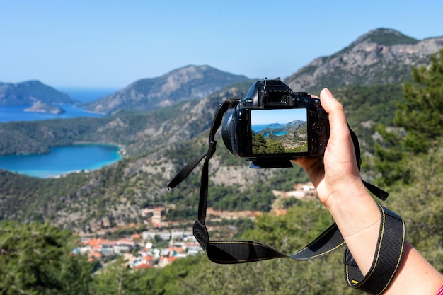 터키 남서부의 올루데니즈 페티예 터키석 해안(Oludeniz Fethiye Turquoise Coast)에 있는 블루 라군과 모래 해변의 탁 트인 공중 전망 올루데니즈(Oludeniz)의 맑고 맑고 푸른 하늘