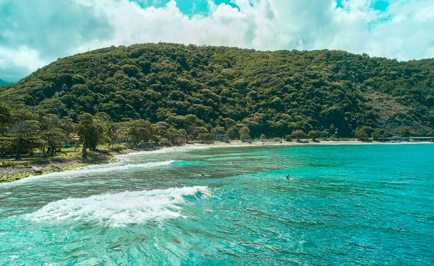 Photo panoramic aerial view of the la punta beach space for surfers in los caracas la guaira - venezuela