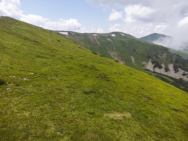 夏の山々のパノラマ空撮ハイキングの目的地高山の牧草地