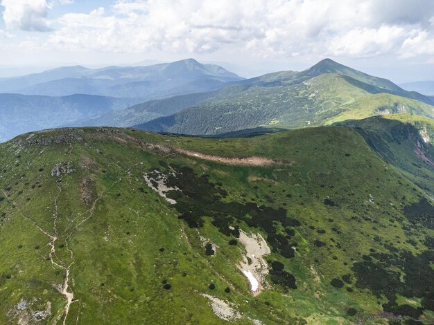 夏の山々のパノラマ空撮ハイキングの目的地高山の牧草地