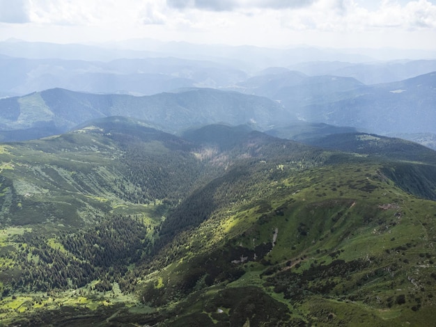 夏の山々のパノラマ空撮ハイキングの目的地高山の牧草地