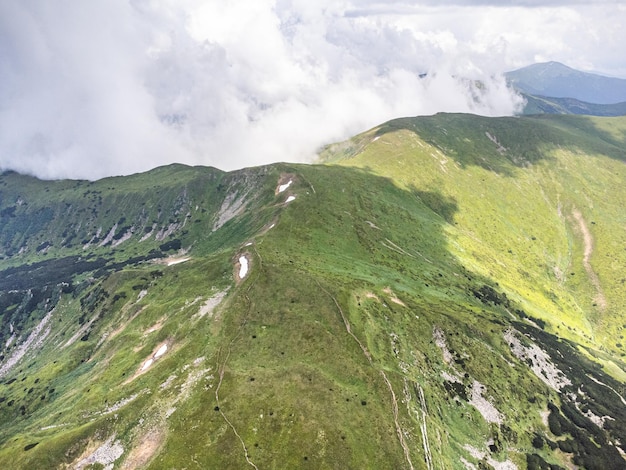 夏の山々のパノラマ空撮ハイキングの目的地高山の牧草地