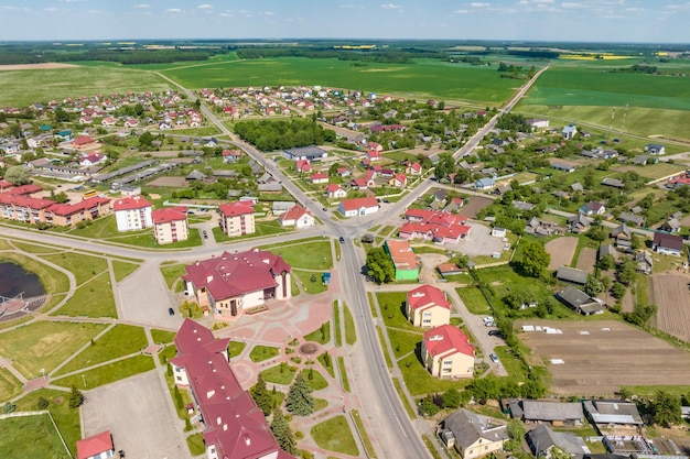 Фото Панорамный вид с воздуха на небольшой поселок городского типа с красными крышами