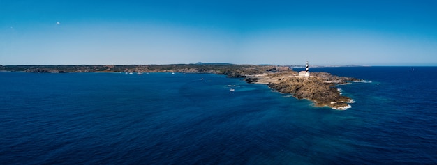 Фото Панорамный вид с воздуха на маяк у моря