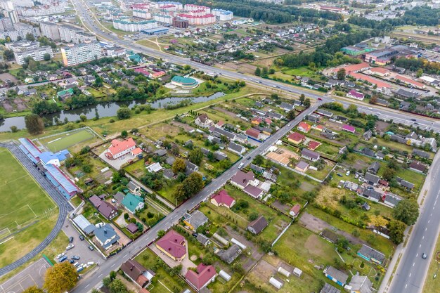 Панорамный вид с воздуха на частную застройку с загородными домами или деревней