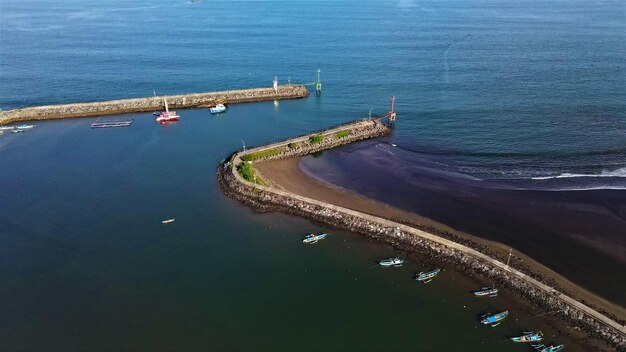 Foto vista aerea panoramica dell'alba su una bellissima spiaggia per lo sfondo.