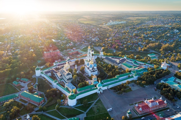 秋の日没セルギエフポサドロシアのトリニティ聖セルジー修道院のパノラマ空撮