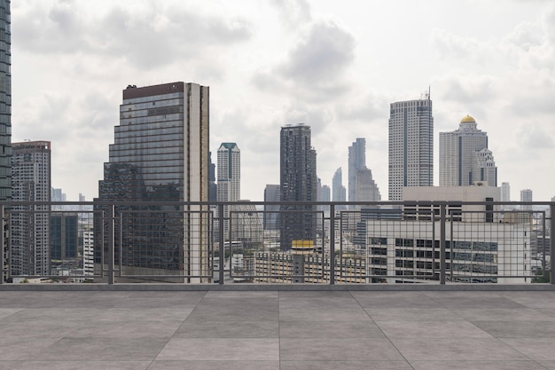 탁 트인 방콕 스카이라인 전망 콘크리트 전망대 옥상 낮에 고급 아시아 기업 및 주거 생활 방식 금융 도시 시내 부동산 제품 디스플레이 모형 빈 지붕