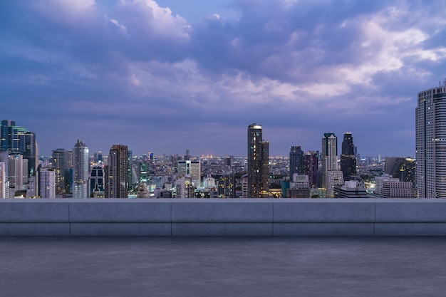 Photo panoramic bangkok skyline view concrete observatory deck on rooftop night time asian corporate and residential lifestyle financial city downtown real estate product display mockup empty roof