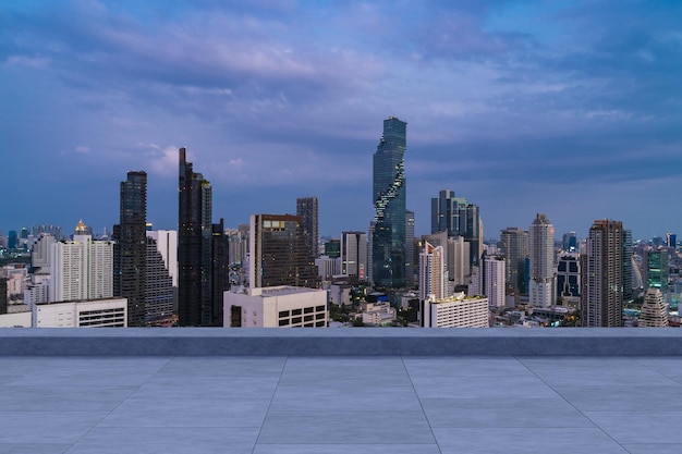 パノラマのバンコクのスカイライン ビュー 屋上夕日のコンクリート展望台 豪華なアジアの企業と住宅のライフ スタイル 金融都市のダウンタウンの不動産 製品表示のモックアップの空の屋根