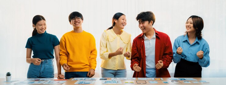 Photo 파노라마 배너 스타트업 회사 팀이 다채로운 캐주얼 옷을 입고 시너지