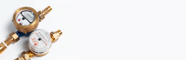 コピー スペースと白い背景で隔離の水道メーターのパノラマ バナー ビューのクローズ アップ