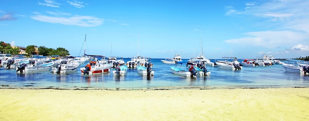 パノラマのビーチの風景空の熱帯のビーチと海の風景