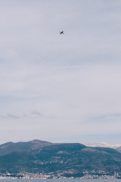 Vista panoramica e mozzafiato di tivat montenegro