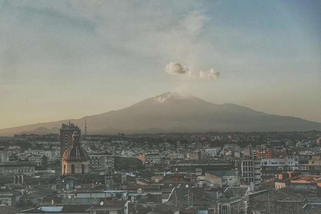 Foto paesaggio panoramico della città di catania sul monte etna