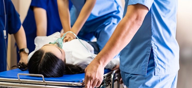 Foto primo piano panoramico il team medico esegue la rcp al paziente gravemente ferito