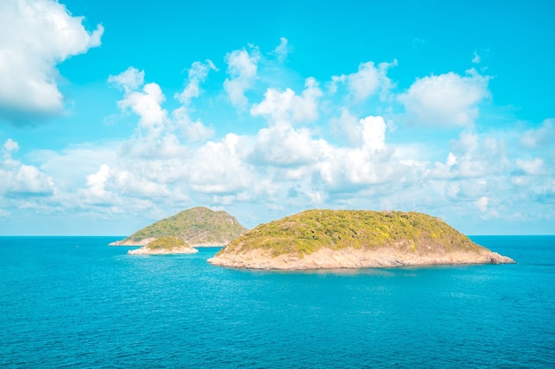 Photo panoramic coastal con dao view from above with waves coastline clear sky and road blue sea