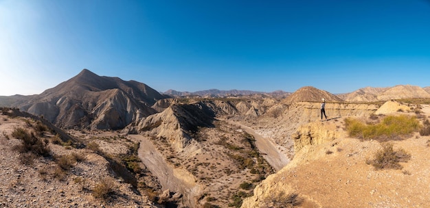 アンダルシア、アルメレア州、タベルナスの砂漠の峡谷の小道のカーブのパノラマ。ランブラデルインフィエルノのトレッキング
