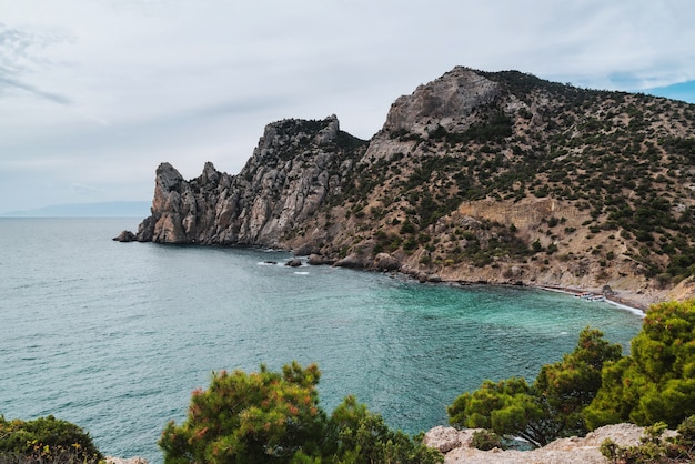 Vista panoramica diurna della catena montuosa sulla costa del mare. karaul-oba, novyi svet, crimea, russia