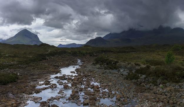 スコットランド、スカイ島、スリガチャンのブラッククイリン山脈のパノラマドラマチックな画像