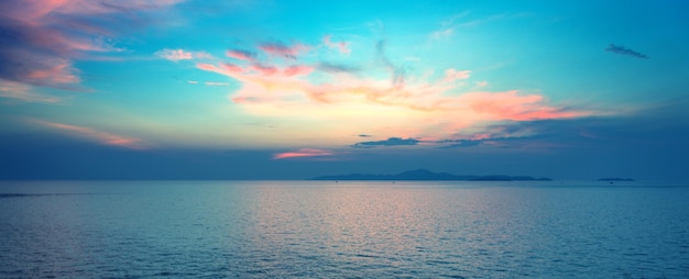 夕暮れ時の海のパノラマの劇的な熱帯の夕日-ヴィンテージフィルター