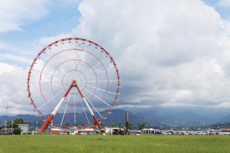 曇り空を背景にバトゥミ市の堤防にある不思議の公園のパノラマ観覧車。ジョージア