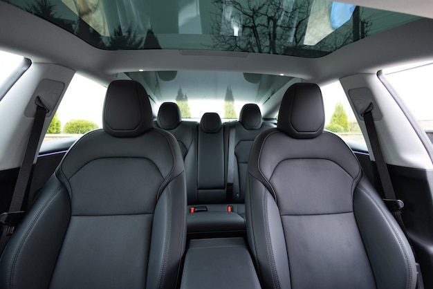 Photo panoramic glass sun roof in the electric car interior empty car with seats luxury car leather seats