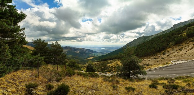 Paesaggio montano panoramico verde con la valle e il lago sullo sfondo dell'immagine.