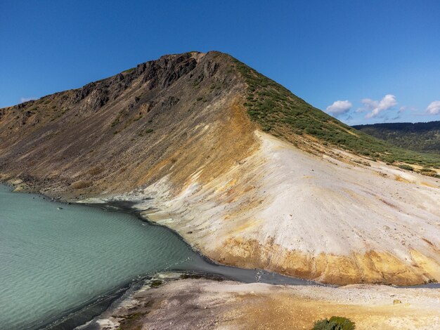 パノラマ画像ロシア、千島列島、クナシル島の泊山火山のカルデラにあるボイリング湖。