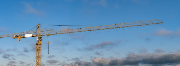 空を背景にした建設用クレーンのパノラマ画像自然光