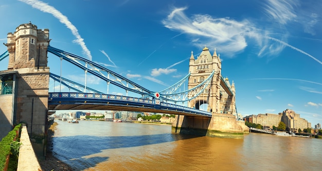 明るく晴れた日にロンドンのタワーブリッジのパノラマ画像