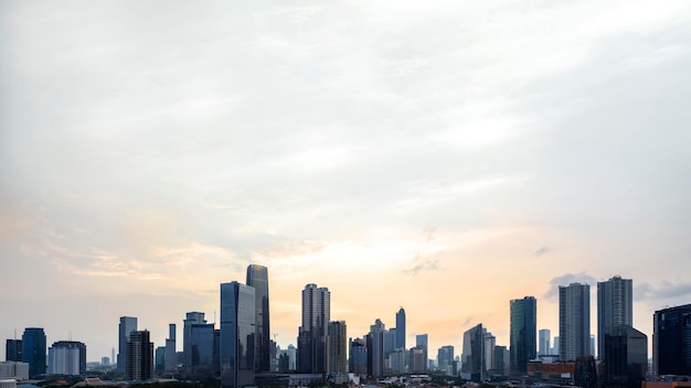 Photo panoramic jakarta skyline with urban skyscrapers in the afternoon