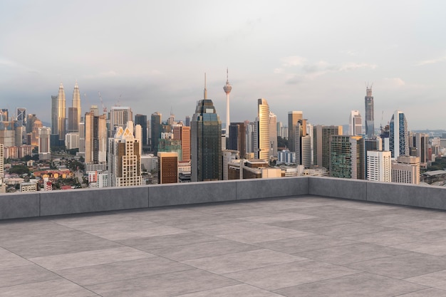 Panoramica dello skyline di kuala lumpur con vista sul ponte dell'osservatorio in cemento sul tramonto sul tetto stile di vita aziendale e residenziale asiatico città finanziaria nel centro immobiliare display del prodotto mockup tetto vuoto